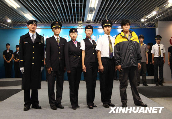 北京地铁四号线员工制服亮相[组图]