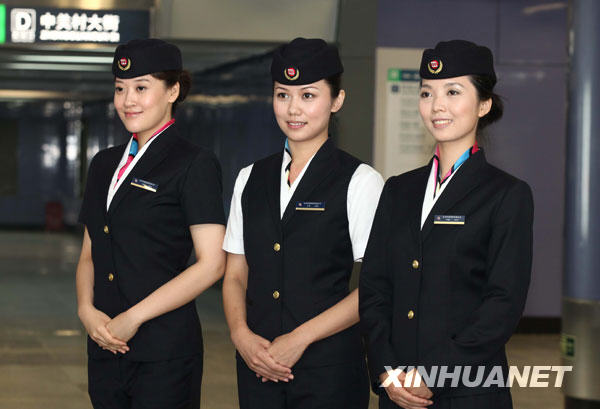 北京地铁四号线员工制服亮相[组图]