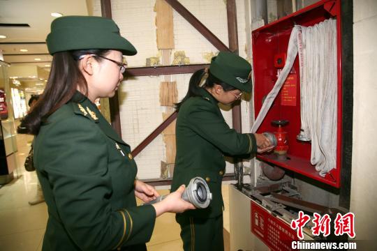 探访内蒙古女子消防队：军装是最美时装