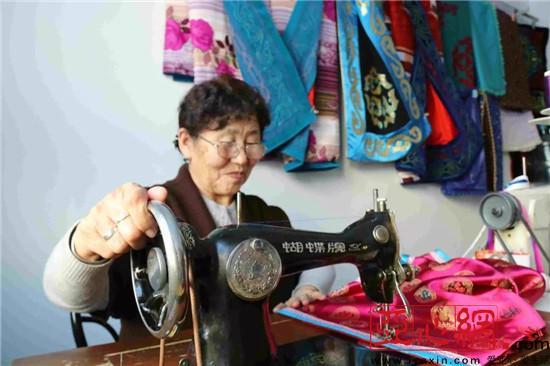 新疆精河县：散·吾尔玛 蒙古族服饰的传承使者