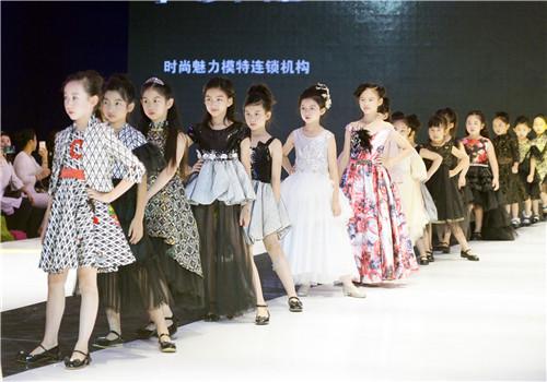 江苏国际服装节50余位小模特演绎中国风