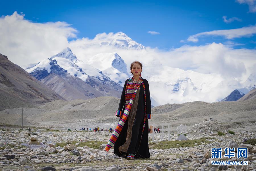（文化）（1）“格桑花开”西藏民族服饰秀亮相珠峰大本营
