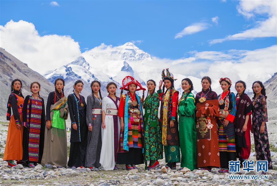 （文化）（2）“格桑花开”西藏民族服饰秀亮相珠峰大本营