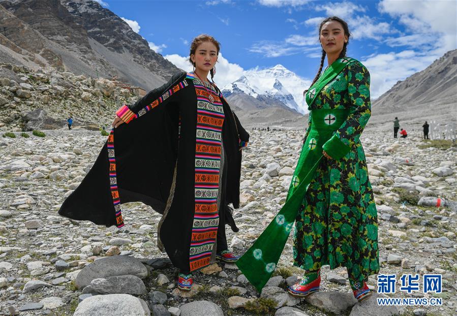 （文化）（4）“格桑花开”西藏民族服饰秀亮相珠峰大本营