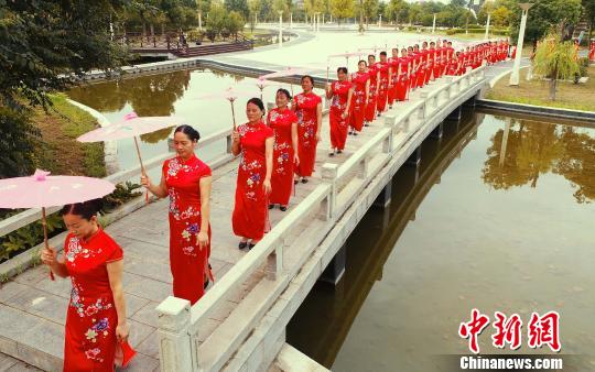 江西省泰和县老年体协旗袍协会会员在进行旗袍秀展示。　邓和平 摄