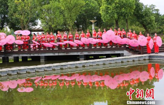 江西省泰和县老年体协旗袍协会会员在进行旗袍秀展示。　邓和平 摄