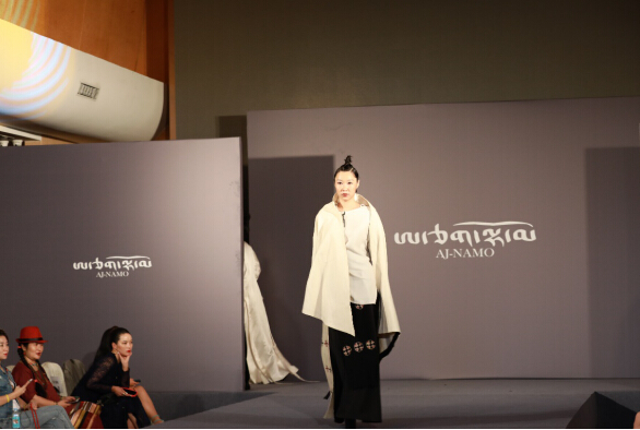 “一场公益与时尚的对话”藏民族服装秀
