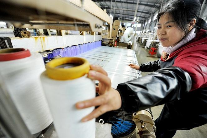 江西德兴：纺织企业新年开足马力忙生产