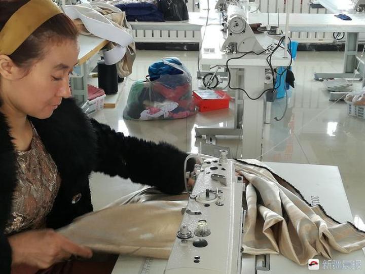 博乐近30个农民变缝纫工 加工服装远销国外