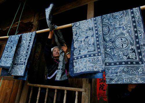 布依族“天染”枫香印染：画在布上的青花瓷