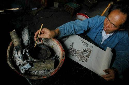 布依族“天染”枫香印染：画在布上的青花瓷