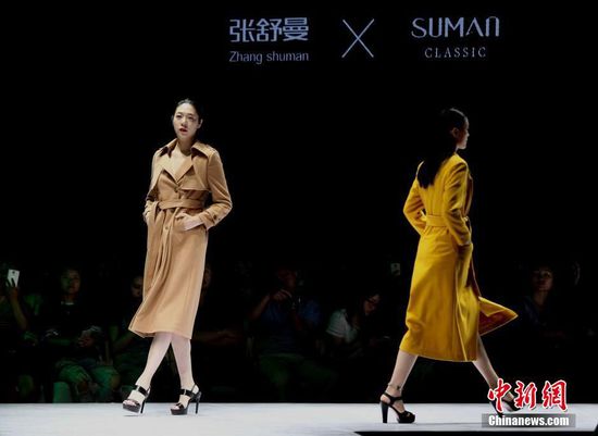 6月16日晚，中原独立服装设计师联合作品发布秀在郑州举行，现场赚足观众眼球。当日，一场名为“2016中原时尚圈层运动·独立服装设计师联合发布秀暨‘锦艺之家’设计师俱乐部成立PARTY”的时尚交流活动在郑州锦艺国际轻纺城举办，中日韩三国的顶级服装设计师、中国服装时尚领域的相关企业以及来自全国各地的主流新闻媒体共计800多人出席了本次活动。中新社记者