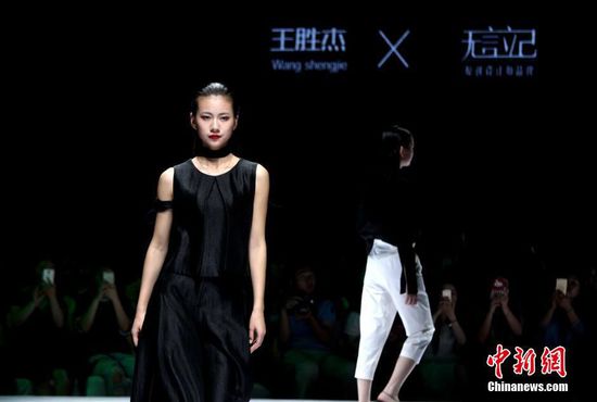 6月16日晚，中原独立服装设计师联合作品发布秀在郑州举行，现场赚足观众眼球。当日，一场名为“2016中原时尚圈层运动·独立服装设计师联合发布秀暨‘锦艺之家’设计师俱乐部成立PARTY”的时尚交流活动在郑州锦艺国际轻纺城举办，中日韩三国的顶级服装设计师、中国服装时尚领域的相关企业以及来自全国各地的主流新闻媒体共计800多人出席了本次活动。中新社记者