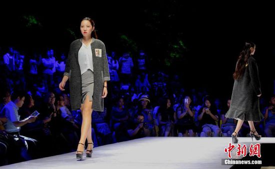 6月16日晚，中原独立服装设计师联合作品发布秀在郑州举行，现场赚足观众眼球。当日，一场名为“2016中原时尚圈层运动·独立服装设计师联合发布秀暨‘锦艺之家’设计师俱乐部成立PARTY”的时尚交流活动在郑州锦艺国际轻纺城举办，中日韩三国的顶级服装设计师、中国服装时尚领域的相关企业以及来自全国各地的主流新闻媒体共计800多人出席了本次活动。中新社记者