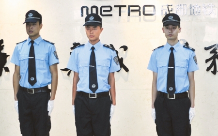 看！成都地铁制服首次亮相(组图)